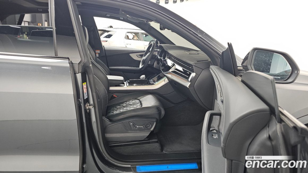 Audi Q8 55 TFSI Quattro Premium, 2023