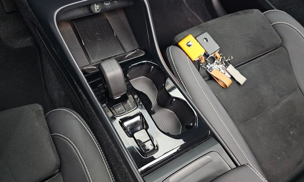 Volvo XC40 B4 Black Edition, 2025