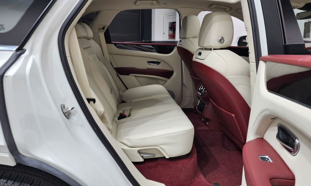 Bentley Bentayga 4.0 V8 Base, 2024