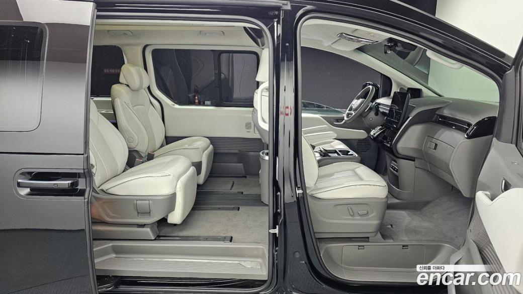 Hyundai Staria 4WD Lounge 7-Seater, 2024