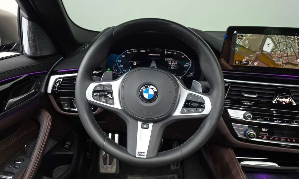 BMW 5-Series M550i xDrive, 2022