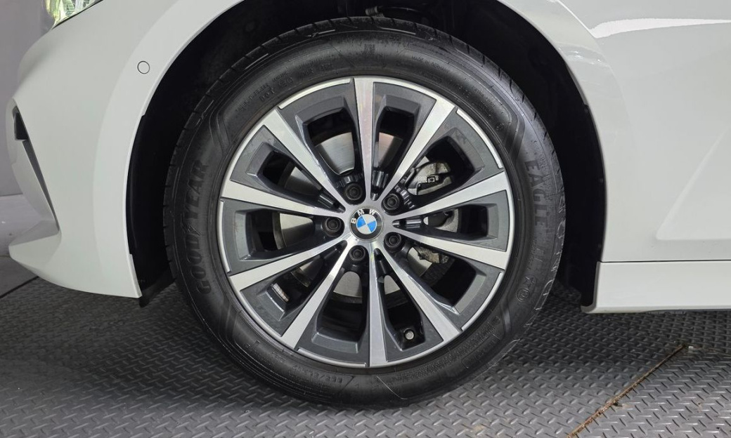 BMW 3-Series 320i, 2023