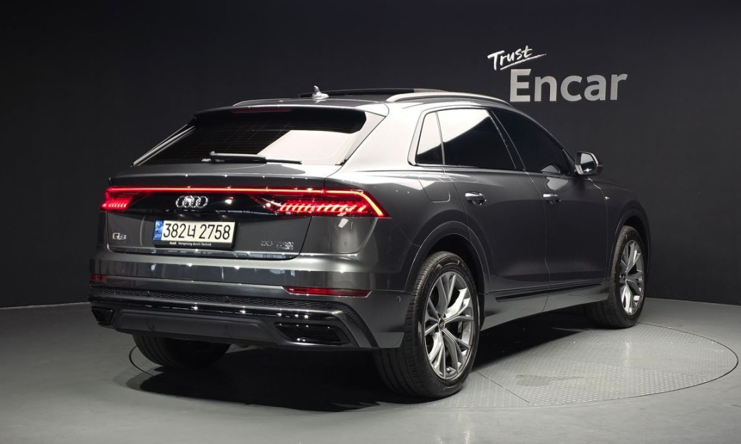 Audi Q8 55 TFSI Quattro Premium, 2022