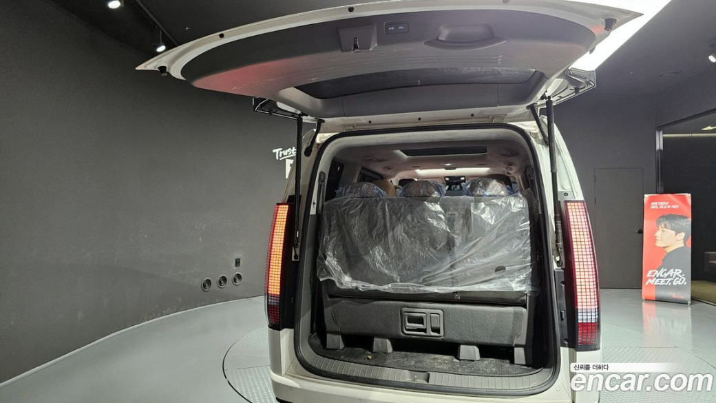 Hyundai Staria 4WD Lounge 9-Seater, 2025