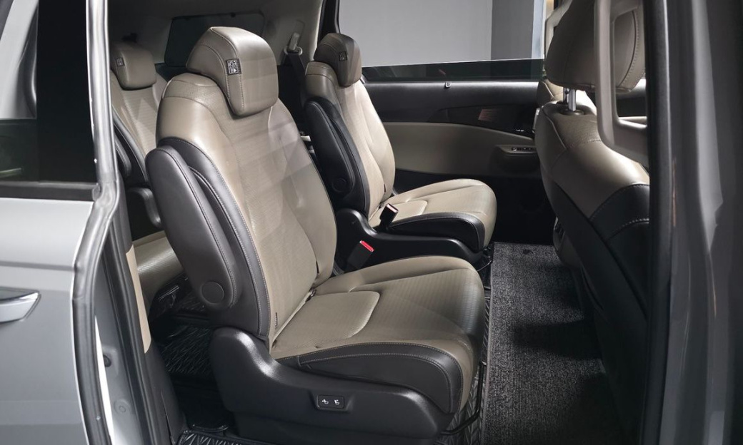 Kia Carnival 9-Seater Gravity, 2024