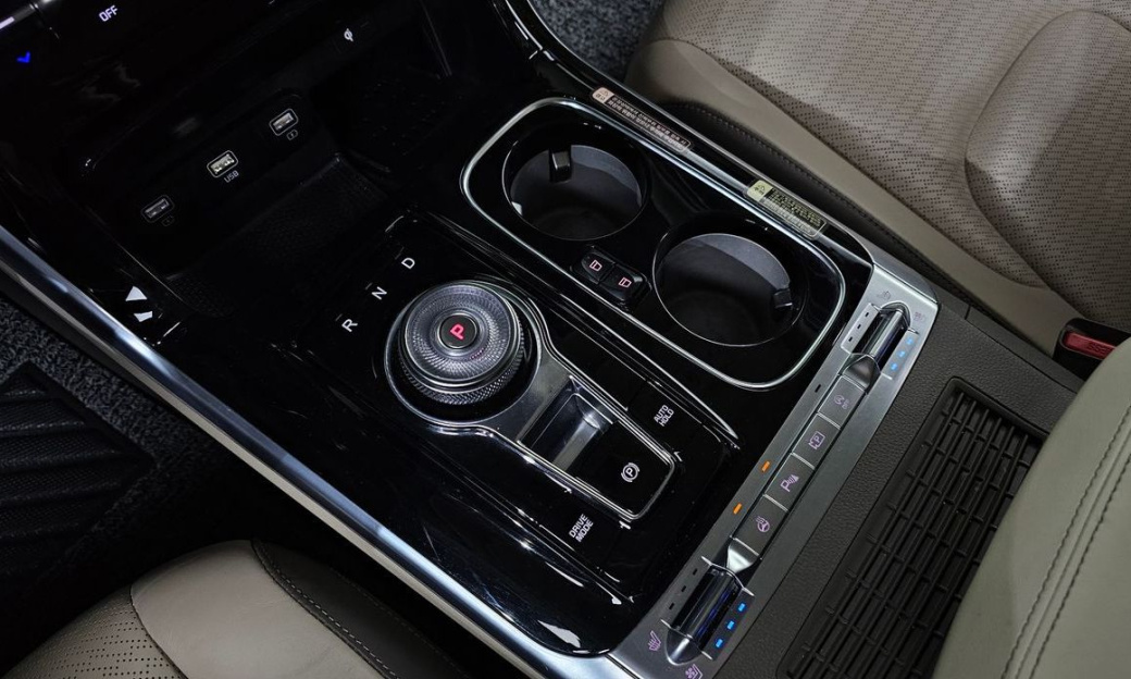 Kia Carnival 9-Seater Hi-Limousine, 2023