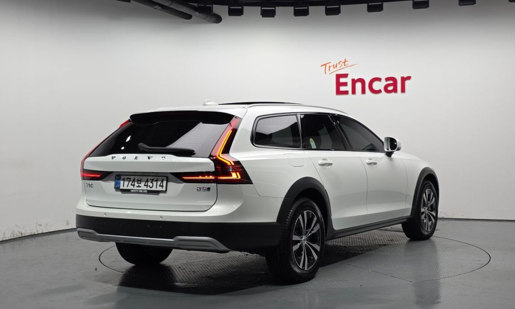 Volvo V90 B5 Plus AWD, 2025