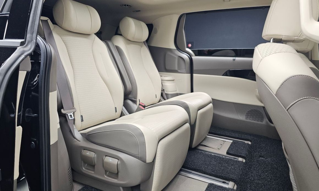 Kia Carnival 7-Seater Gravity, 2024