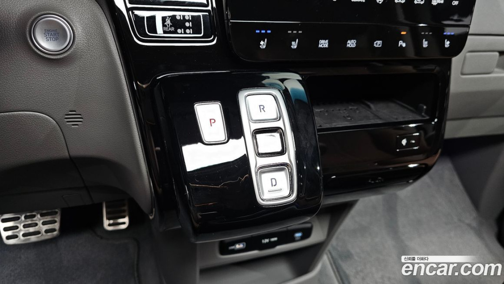 Hyundai Staria 4WD Lounge 7-Seater, 2025
