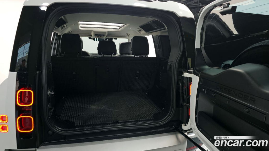 Land Rover Defender 110 D250 SE, 2024