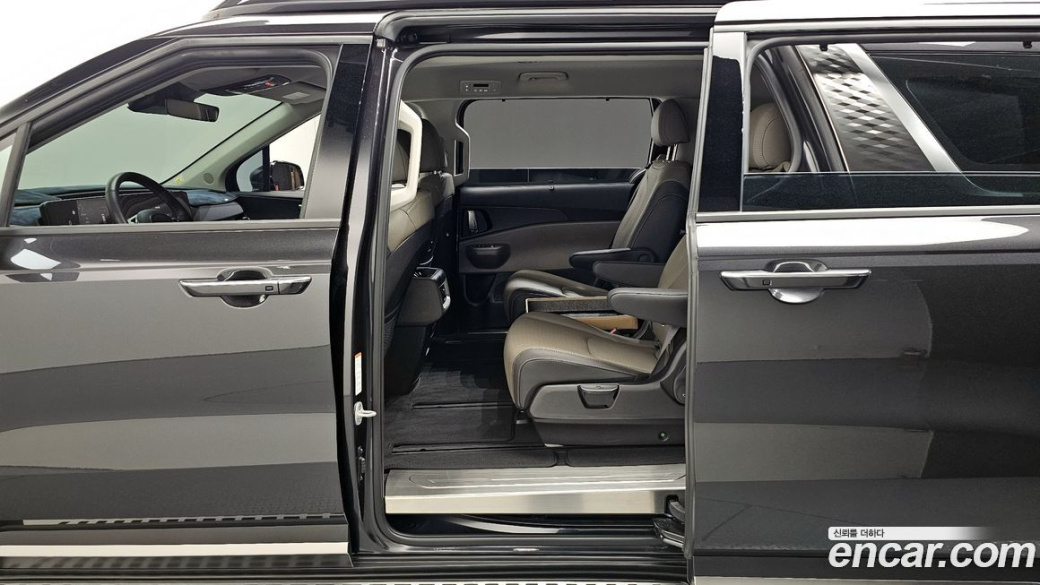 Kia Carnival 7-Seater Outdoor, 2025