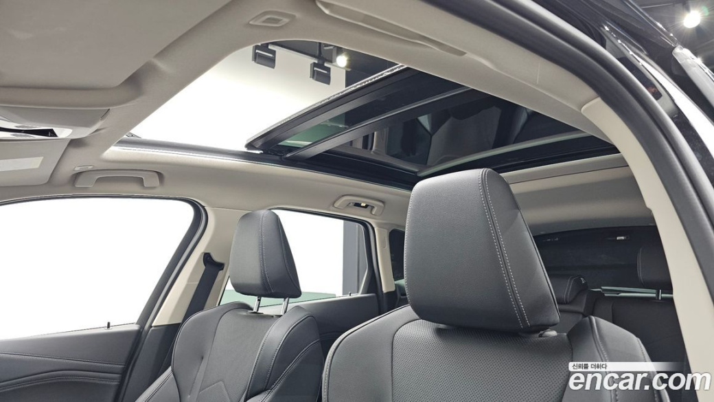 BMW 2-Series 220i Luxury, 2023