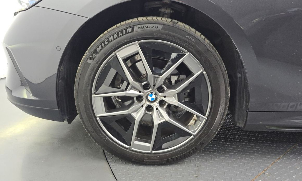 BMW 5-Series 520i, 2025