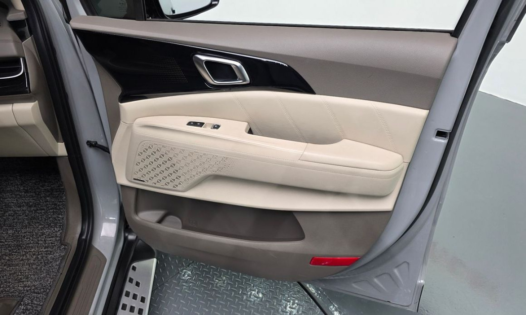 Kia Carnival 7-Seater Gravity, 2025