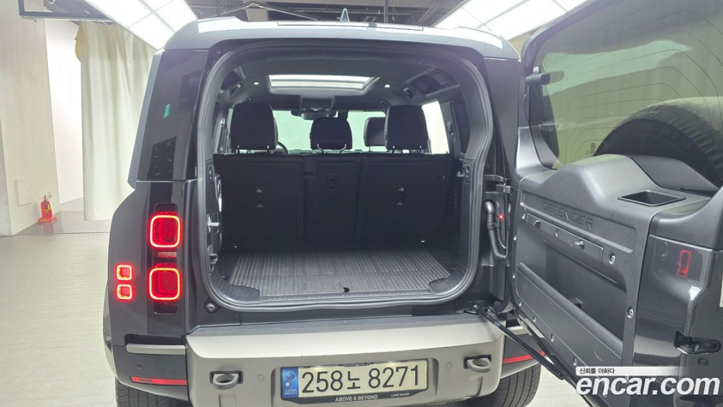 Land Rover Defender 110 P300 X-Dynamic SE, 2022