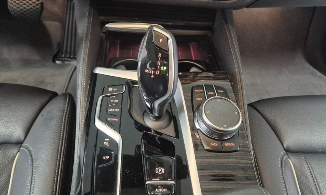 BMW 5-Series 520i Luxury, 2023