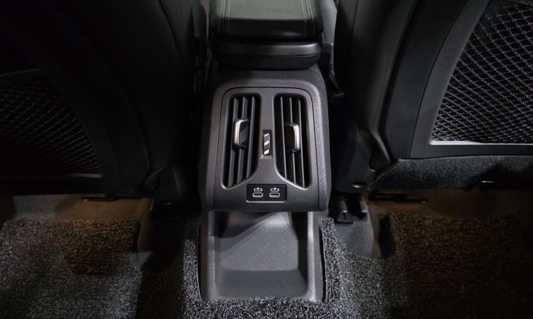 BMW 2-Series 220i Luxury, 2023
