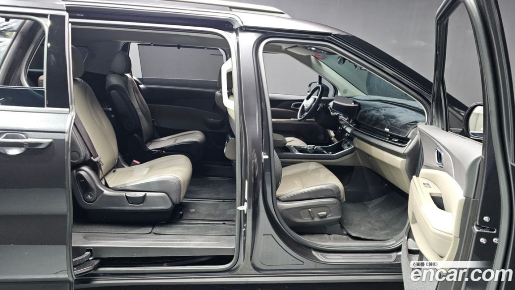 Kia Carnival 7-Seater Outdoor, 2025