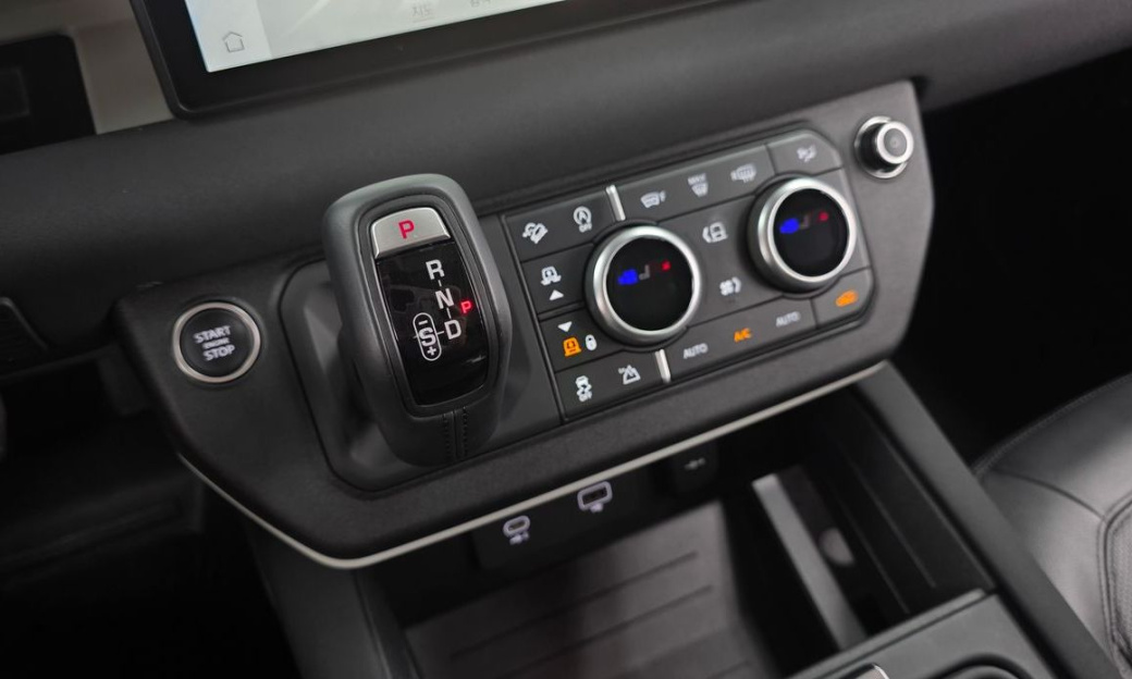 Land Rover Defender 110 D250 SE, 2022