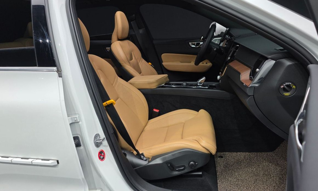 Volvo XC60 B6 Ultimate Bright, 2024