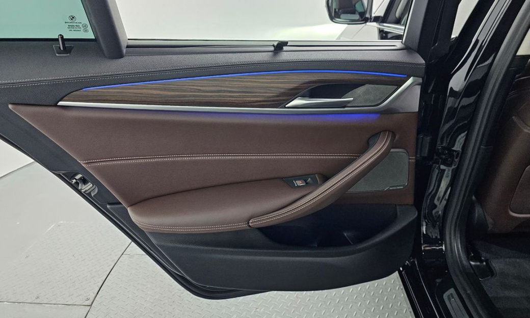 BMW 5-Series 530i Luxury, 2022