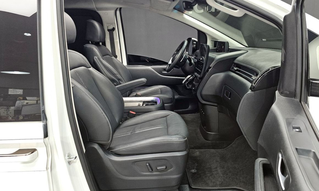 Hyundai Staria 4WD Lounge 9-Seater, 2024