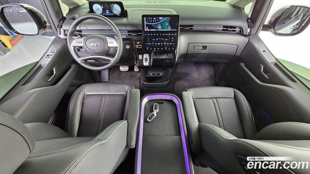 Hyundai Staria 4WD Lounge 9-Seater, 2023