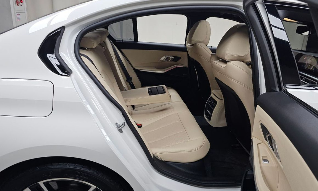 BMW 3-Series 320i M Sport, 2024