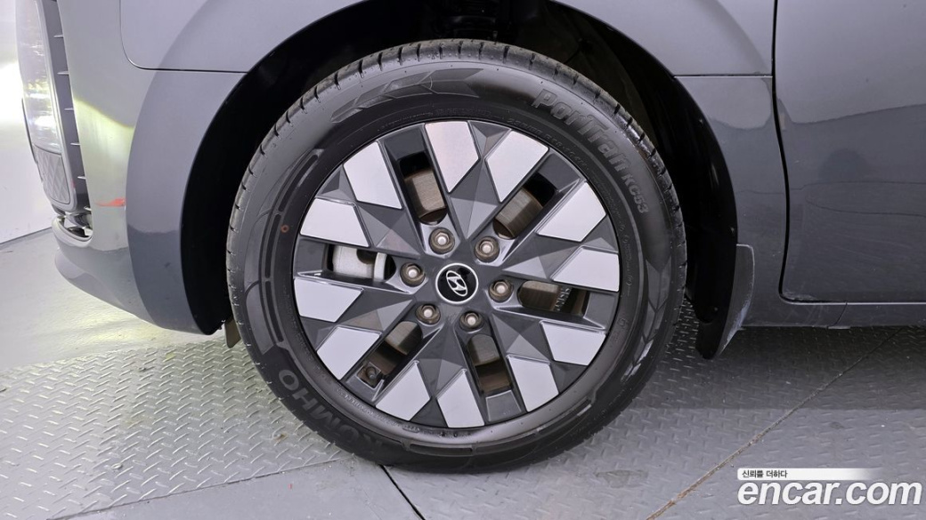 Hyundai Staria 4WD Lounge 9-Seater, 2022