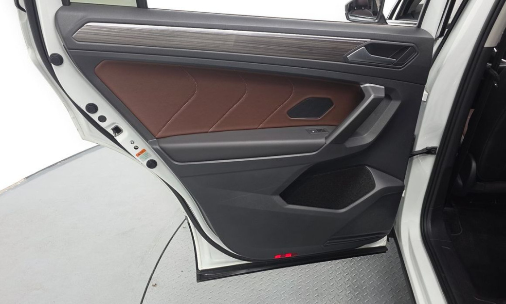 Volkswagen Tiguan 2.0 TSI Prestige, 2024