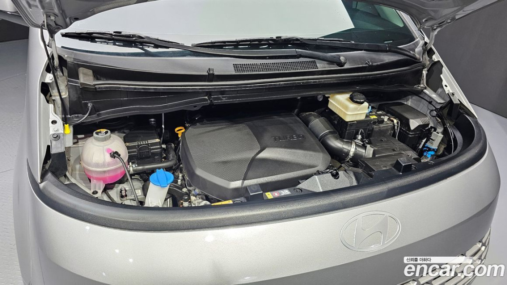Hyundai Staria 4WD Tourer 9-Seater, 2025