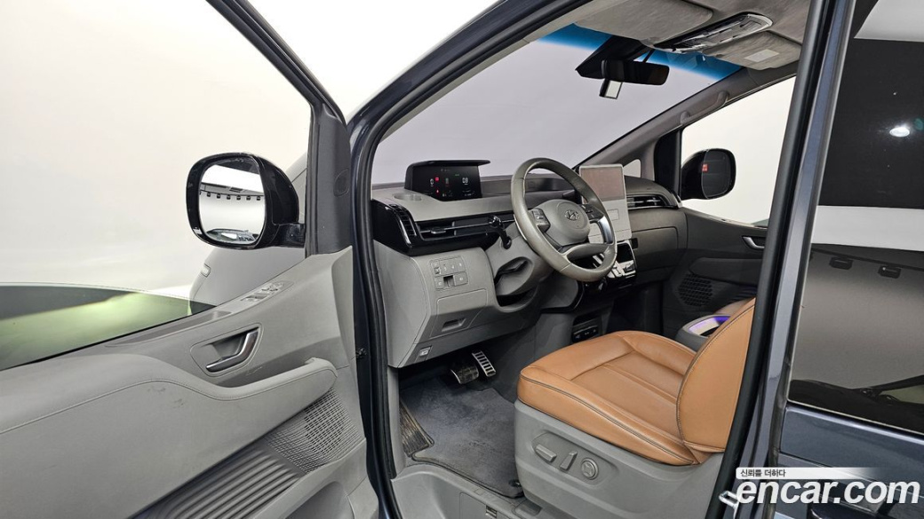 Hyundai Staria 4WD Lounge 9-Seater, 2022