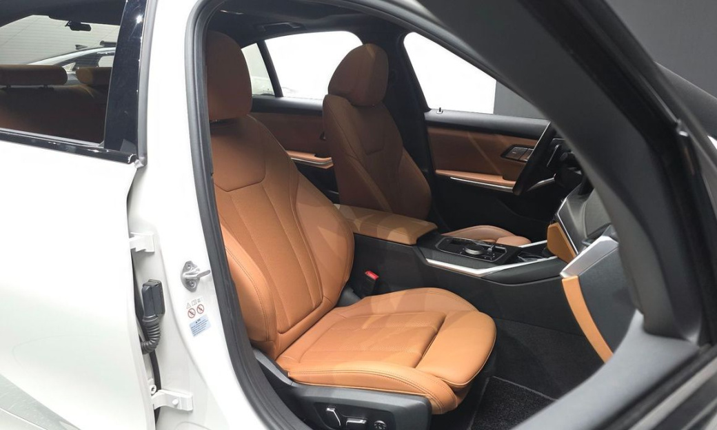 BMW 3-Series 320i, 2024