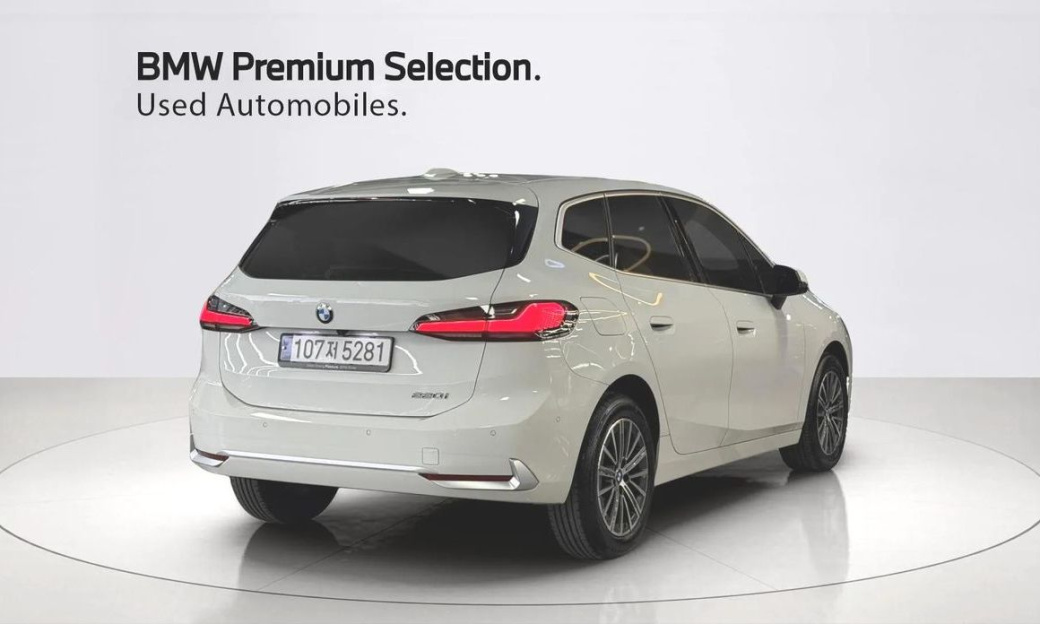 BMW 2-Series 220i Luxury, 2024