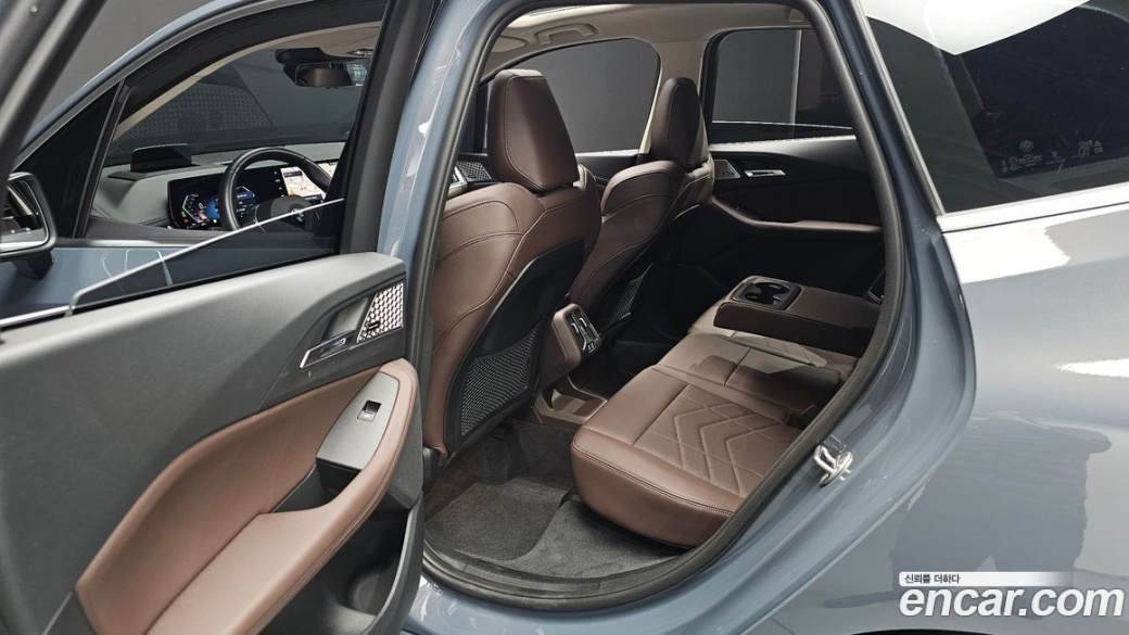 BMW 2-Series 220i Luxury, 2024