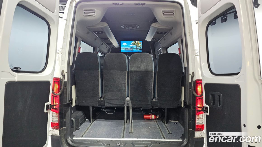 Hyundai Solati 15-seater, 2024