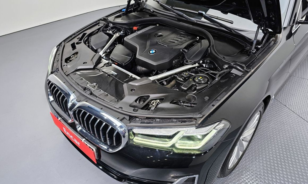 BMW 5-Series 520i Luxury, 2023