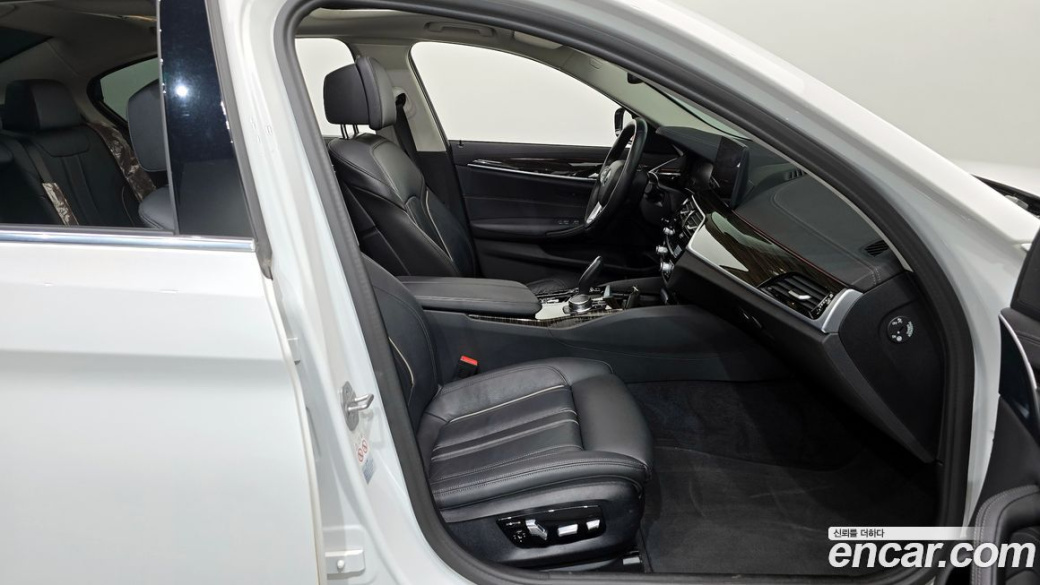 BMW 5-Series 520i Luxury, 2023