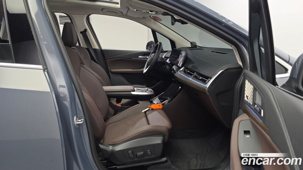 BMW 2-Series 220i Luxury, 2025