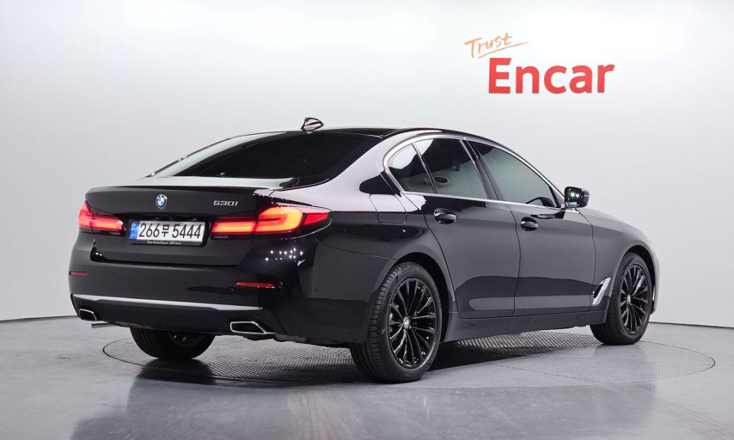 BMW 5-Series 530i Luxury, 2022