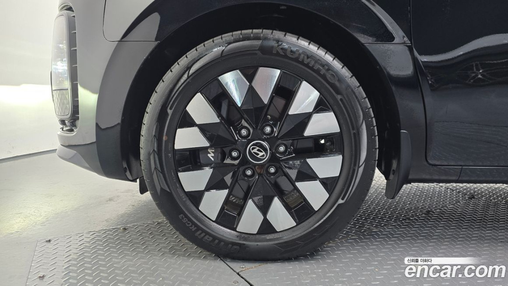 Hyundai Staria 4WD Lounge 7-Seater, 2025