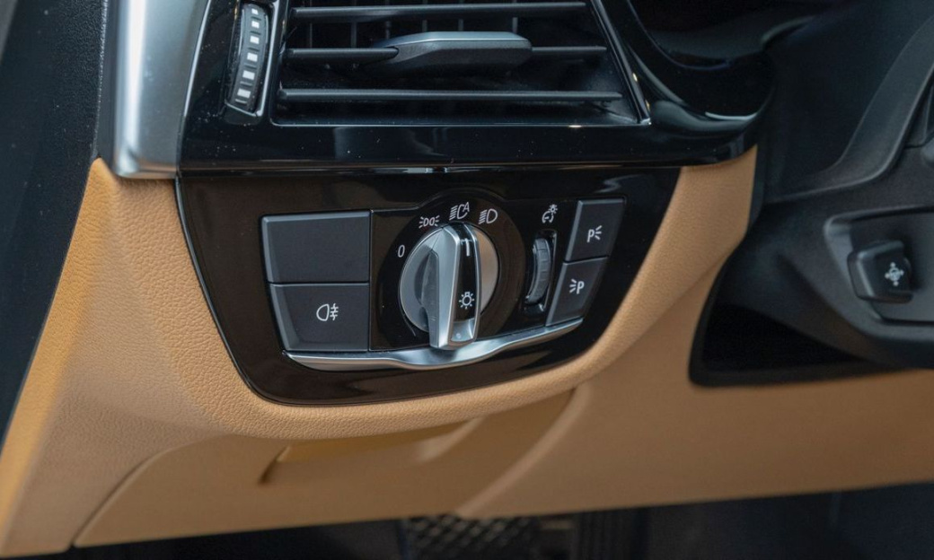 BMW 5-Series 520i Luxury, 2023