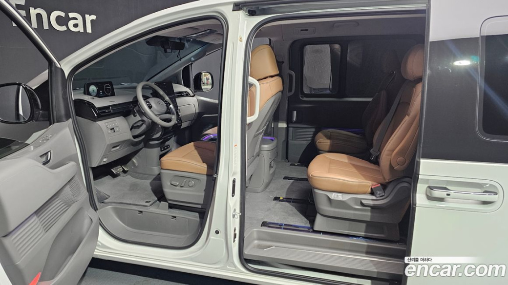 Hyundai Staria 4WD Lounge 9-Seater, 2025