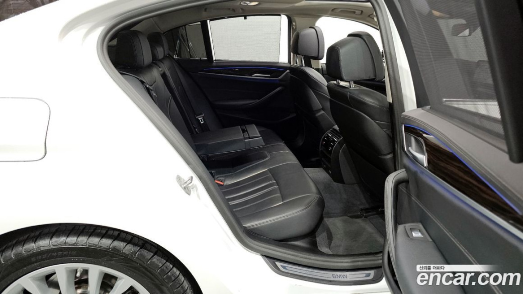 BMW 5-Series 520i Luxury, 2022