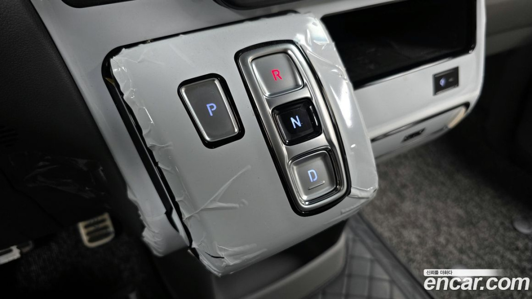 Hyundai Staria 4WD Lounge 9-Seater, 2025