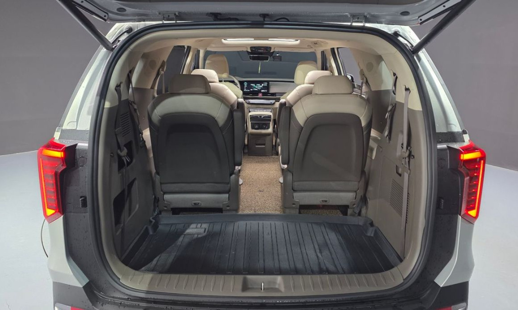 Kia Carnival 9-Seater Signature, 2025