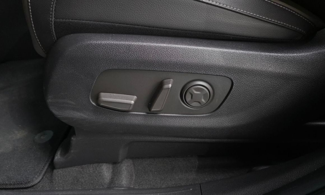 Kia Carnival 7-Seater Outdoor, 2025