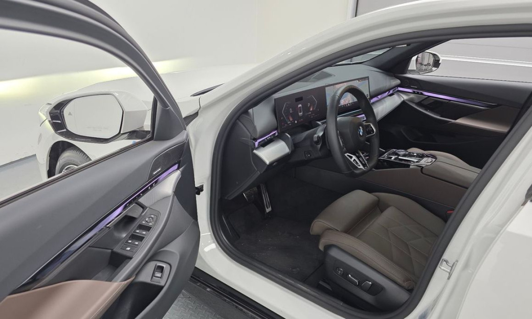 BMW 5-Series 520i M Sport, 2025