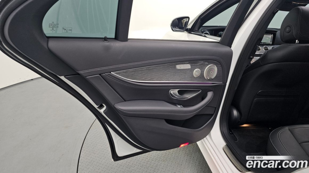 Mercedes-Benz E-Class E350 4MATIC AMG Line, 2023