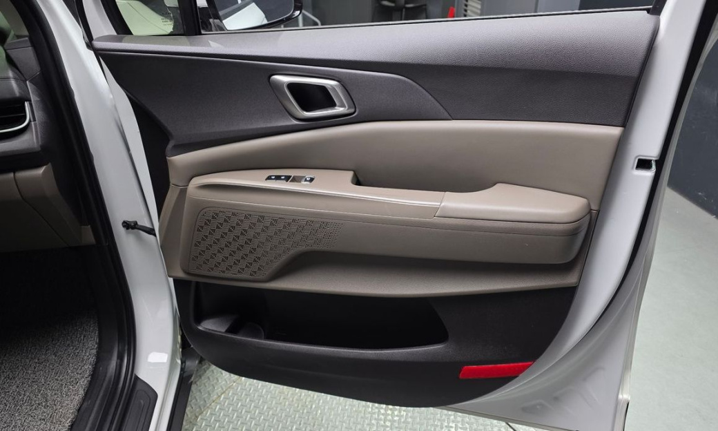 Kia Carnival 9-Seater Prestige, 2025